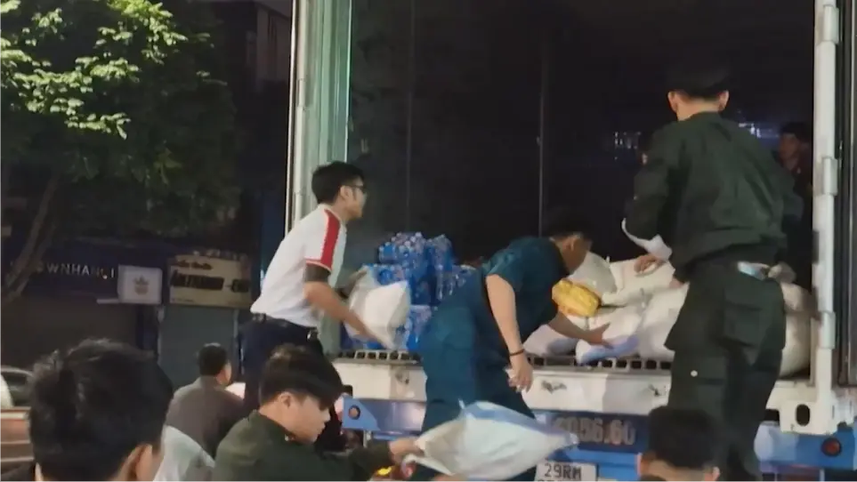 Công an Hà Nội chung tay cùng đồng bào vùng lũ 